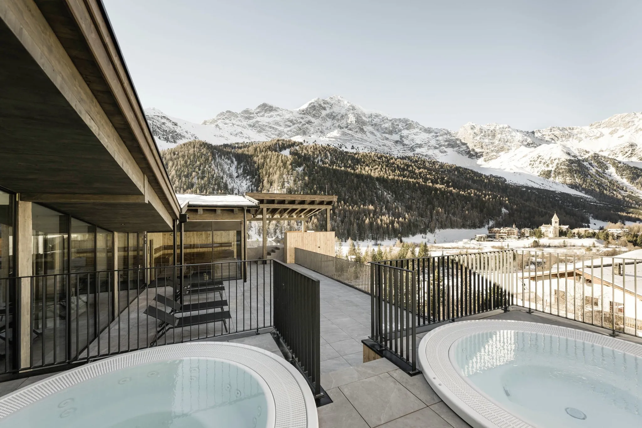 Blick auf Outdoor Whirlpool und Bergblick im MyParadies Sulden