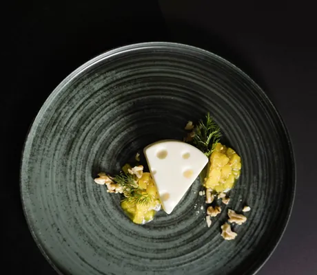 Vorspeisen Teller mit Käse und Chutney des MyParadies in Sulden.