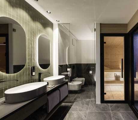 Blick in das Badezimmer der MyParadies Suite mit Indoor Sauna