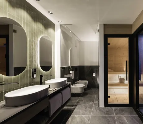 Blick in das Badezimmer der MyParadies Suite mit Indoor Sauna