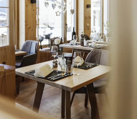 Blick auf den Innenbereich des Hotelrestaurants Sonnenburg in Riezlern.