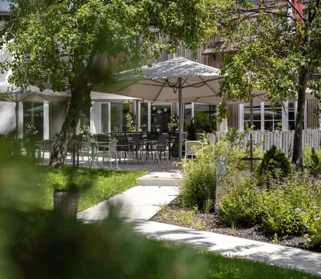 Blick in den Garten- und Terrassenbereich des Aktivhotels Sonnenburg in Riezlern.