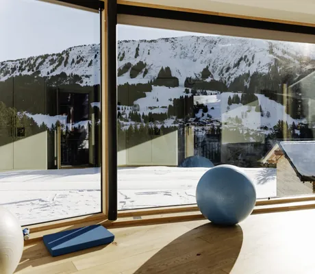 Gymnastikball im Fitnessraum mit Panoramafenstern im Hotel Sonnenburg.