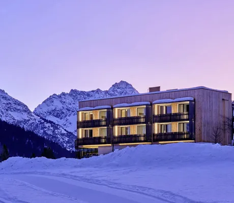 Außenansicht des Hotels Sonnenburg in Riezlern bei Sonnenuntergang.