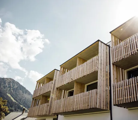 Außenansicht des Hotel Sonnenburg mit Blick auf Balkon.