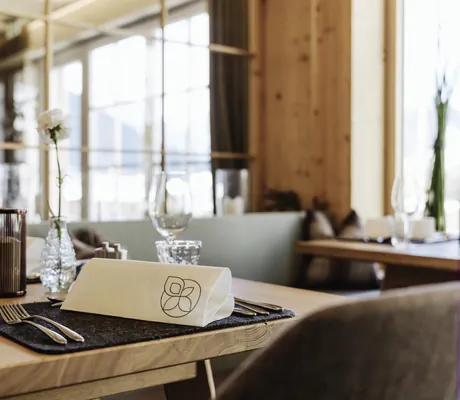 Blick auf einen eingedeckten Tisch im Restaurant des Aktivhotels Sonnenburg.