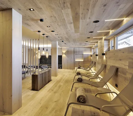 Blick auf Relaxstühle im Ruhebereich des Aktivhotels Sonnenburg.