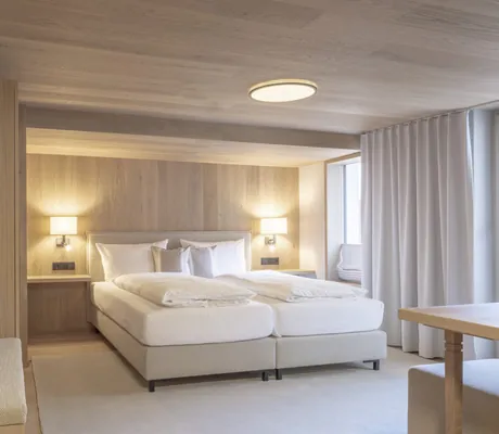 Blick in ein Doppelzimmer des Aktivhotels Sonnenburg in Riezlern.