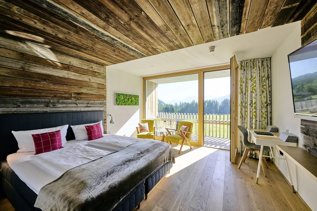 Blick in ein gemütliches Doppelzimmer mit Naturmaterialien und Veranda im Hotel Sonnenburg.