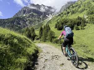 Mountainbike-Fahrer fährt auf geschotterten Pfad in Rietzlern, Nahe des Hotels Sonnenburg.