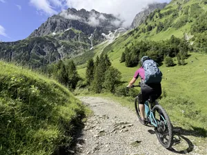 Mountainbike-Fahrer fährt auf geschotterten Pfad in Rietzlern, Nahe des Hotels Sonnenburg.
