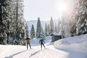 Skifahrer fahren in schneebedeckten Landschaft Nahe des Hotels Sonnenburg.