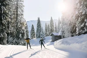 Skifahrer fahren in schneebedeckten Landschaft Nahe des Hotels Sonnenburg.
