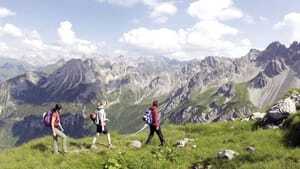 Personen wandern im Bergpanorama in der Nähe von Rietzlern, nahe Hotel Sonnenburg.