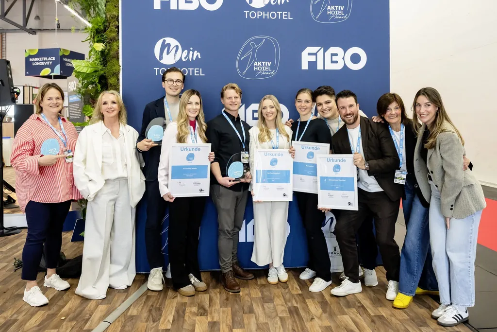Die Gewinner des Aktiv Hotel Award 2026 vor der Fotowand auf der FIBO in Köln.