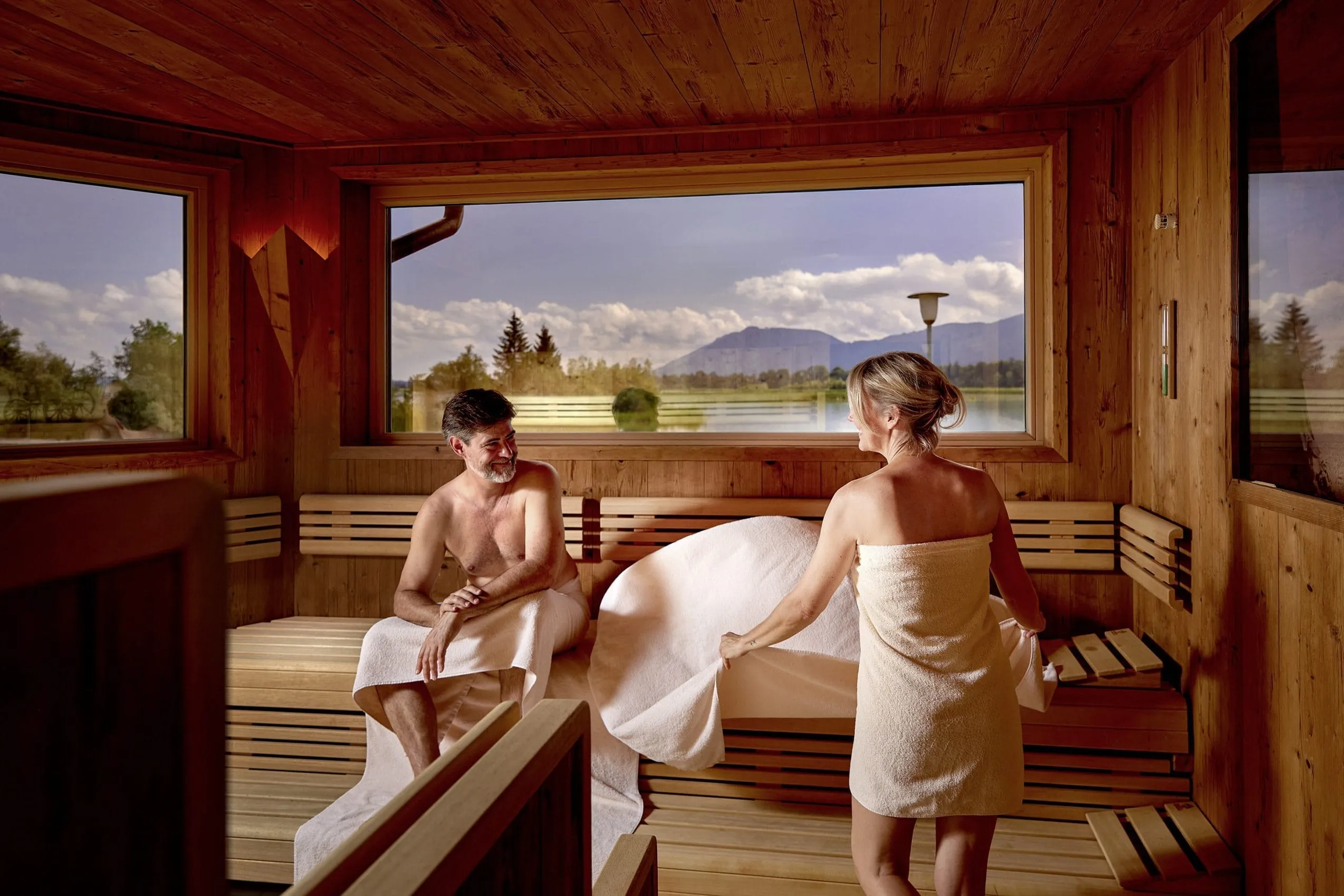 Paar in einer Sauna des Hotel Sommer mit großen Fenstern