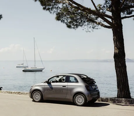 mit Cape of Senses gebrandeter Fiat 500 am Ufer des Gardasees