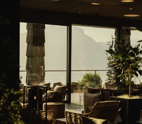 Loungebereich im Cape of Senses mit Balkon und Blick auf den Gardasee