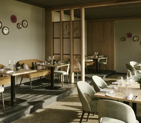 eingedeckte Tische und Sitzbänke im Restaurant des Cape of Senses