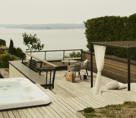 Whirlpool auf der Holzterrasse im Cape of Senses mit Blick auf den See