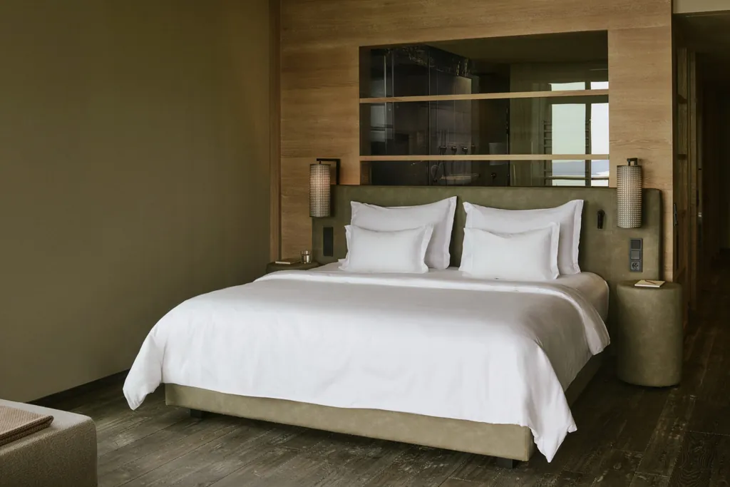 grün-beiges Doppelbett mit weißer Bettwäsche im Cape of Senses