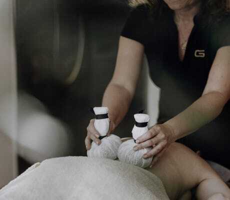 Kräuterstempelmassage mit zwei Kräuterstempeln im DAS.GOLDBERG
