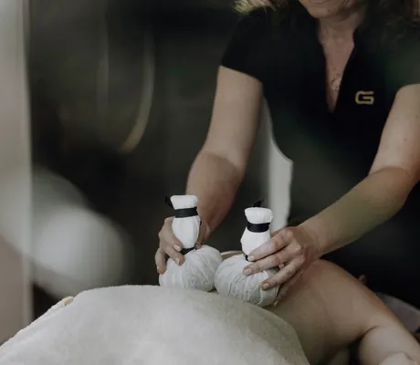 Kräuterstempelmassage mit zwei Kräuterstempeln im DAS.GOLDBERG