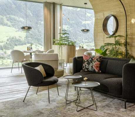 Bar-/Restaurantbereich mit Holzwänden und dunklen und hellen Polstermöbeln im DAS.GOLDBERG