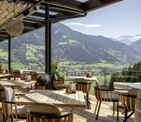 Sonnenterrasse im DAS.GOLDBERG mit zahlreichen Sitzmöglichkeiten und Blick das Tal entlang