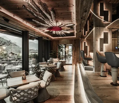 Bar im Wellnesshotel Der Engel mit Empore mit Barhockern und Sitzecken am Panoramafenster