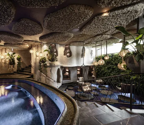 Biotop im Wellnesshotel Der Engel mit runden kleinen Pool und Liegenischen in Lehmwand