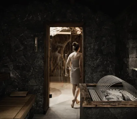 Frau mit Handtuch verlässt Salzgrotte im Wellnesshotel Der Engel