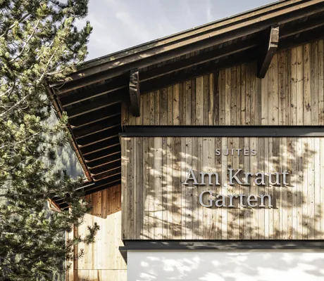 Schriftzug Am Krautgarten an einem Gebäude des Wellnesshotel Der Engel