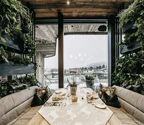 mit Pflanzen ausgekleidete Nische im Restaurant des Wellnesshotel Der Engel
