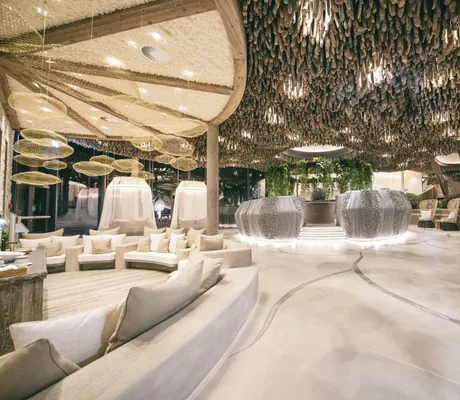 Spabereich im Wellnesshotel Der Engel mit Treibholz-Decke und goldenen Wolkenlampen