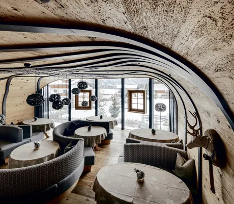 Gourmetstube im Wellnesshotel Der Engel mit runden Sitznischen und Fenstern im Panoramafenster