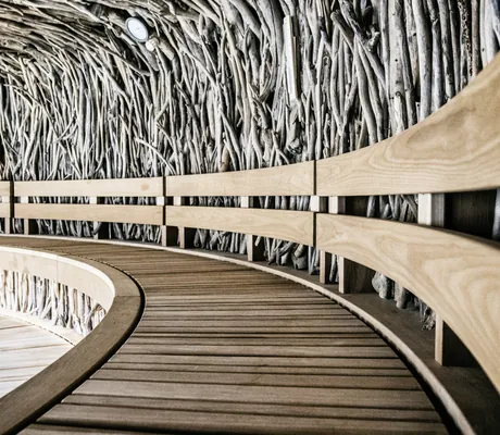 runde Bänke in der Sauna mit Treibholz im Wellnesshotel Der Engel