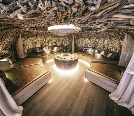 runder Ruheraum im Wellnesshotel Der Engel mit Treibhölzern ausgekleidet