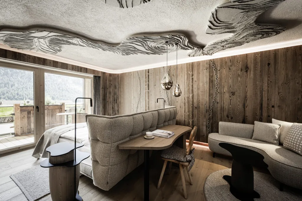 Zimmer im Wellnesshotel Der Engel mit organischen Stoffelementen an der Decke und silbernen Lampen