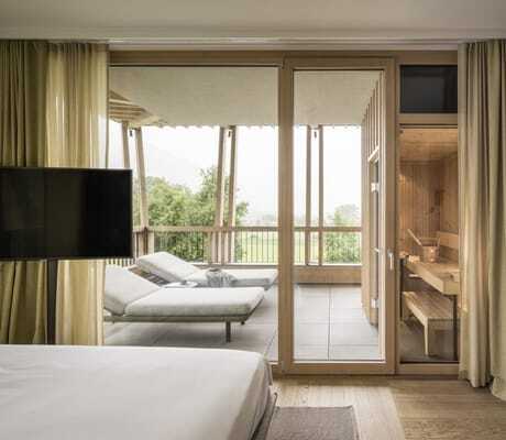 Suite des Falkensteiner Hotel Kronplatz mit privater Sauna und Liegen auf dem Balkon