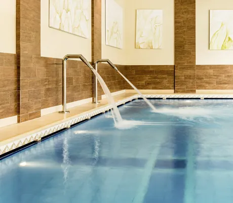 Hallenbad im Wellnesshotel My Paradies in Sulden mit edlen Wandbildern.