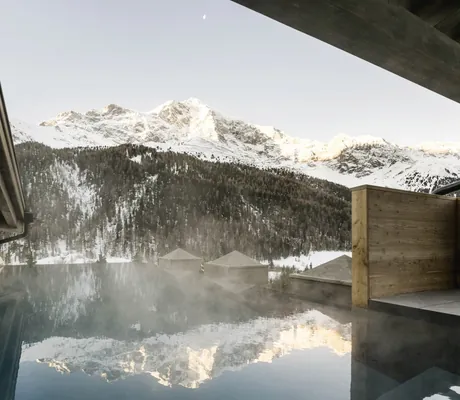 Blick auf den schneebedeckten Gipfel vom Infinity Pool des My Paradies in Sulden.