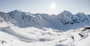 Panoramablick auf schneebedeckte Gletscher sowie Berge des Madritschgebirges.