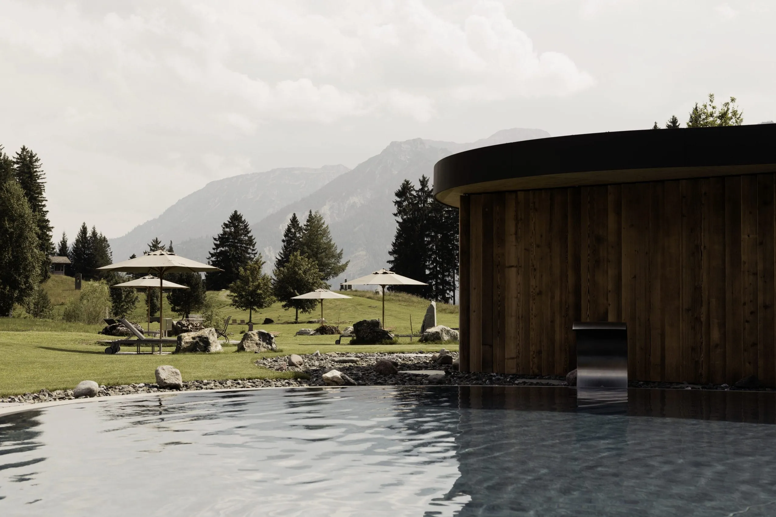 Der Spa-Bereich des Berghotel Schlossanger Alp, mit Bergblick und Outdoorpool.