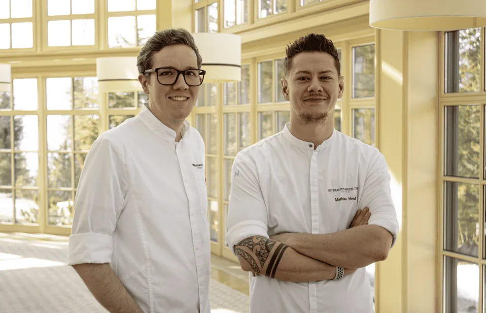 Chef-Patissier Manfred Löschl und Sous-Chef Mathias Hendl des Chef's Table im Interalpen-Hotel Tyrol