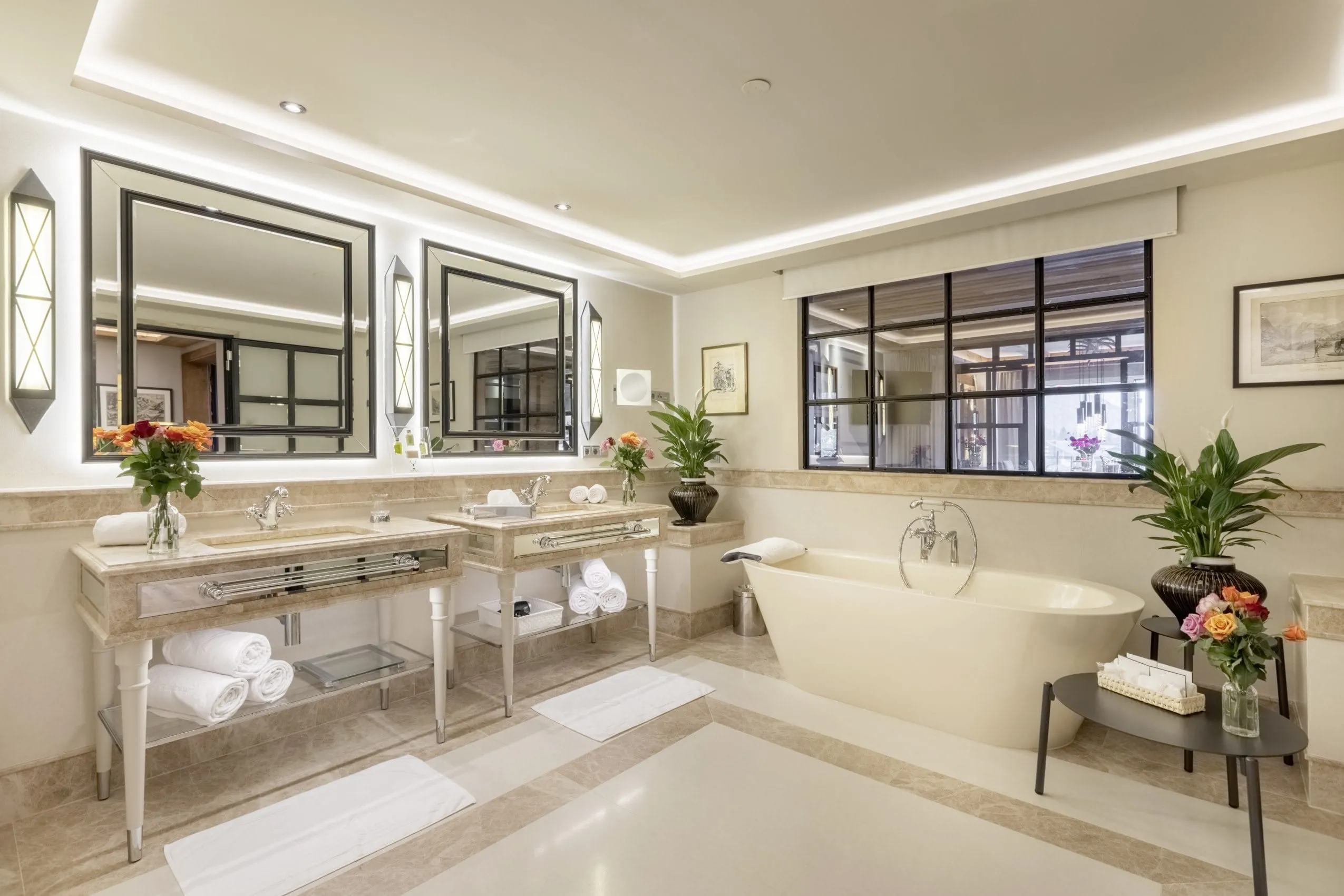 Blick ins Badezimmer der Suite im Alpin Resort Sacher Seefeld Tirol mit hellem Mobiliar und Badwanne.