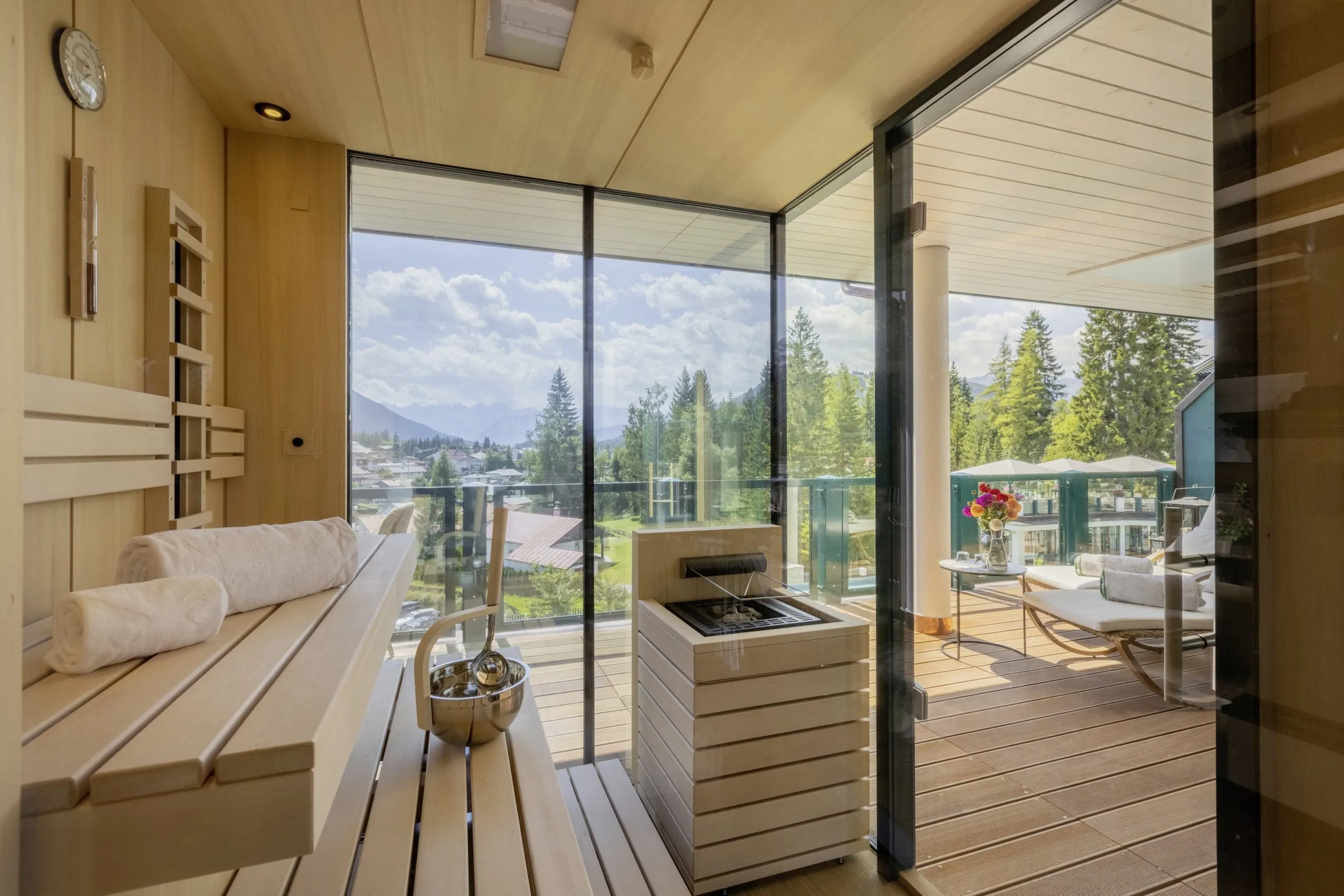 Private Sauna des Alpin Resort Sacher Seefeld Tirol mit Berg- und Talblick.