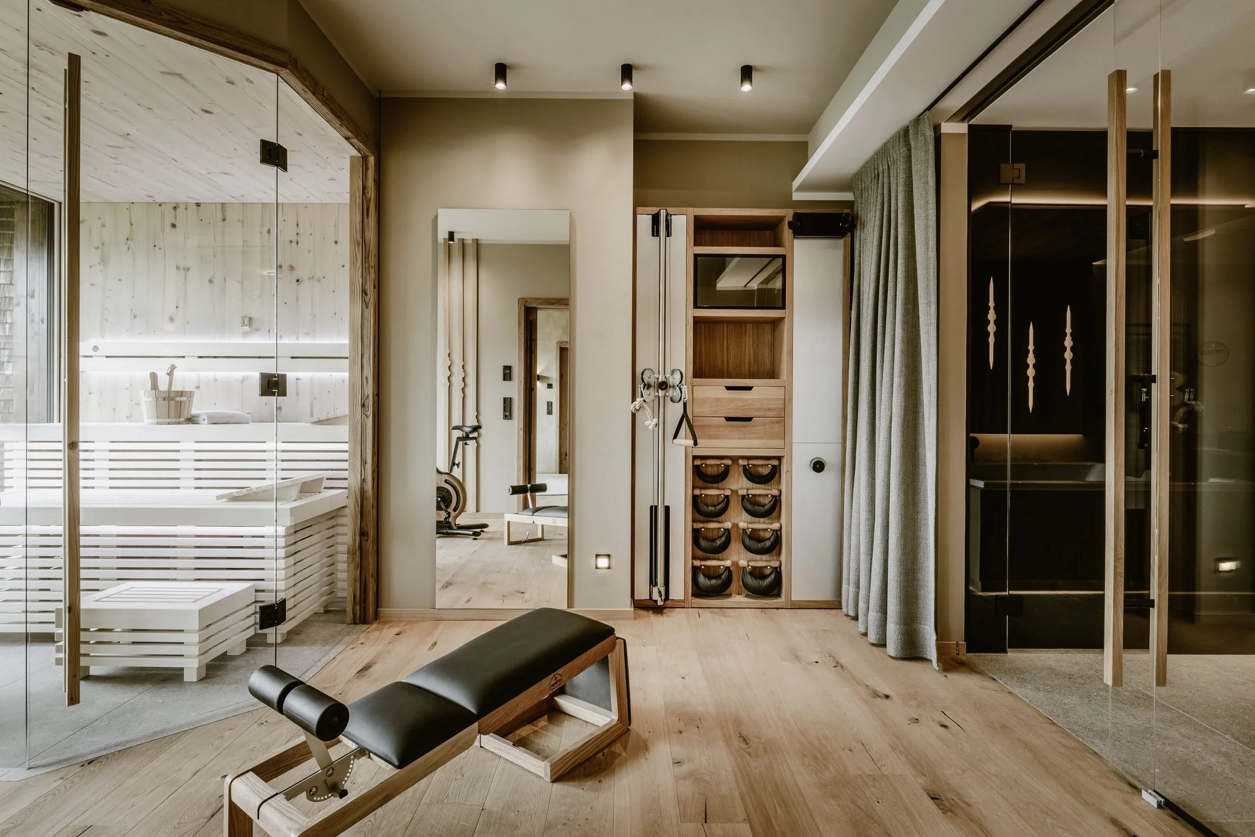 Die Fitness-Suite des Bergkristall in Oberstaufen mit Sportbank und Privat-Sauna.
