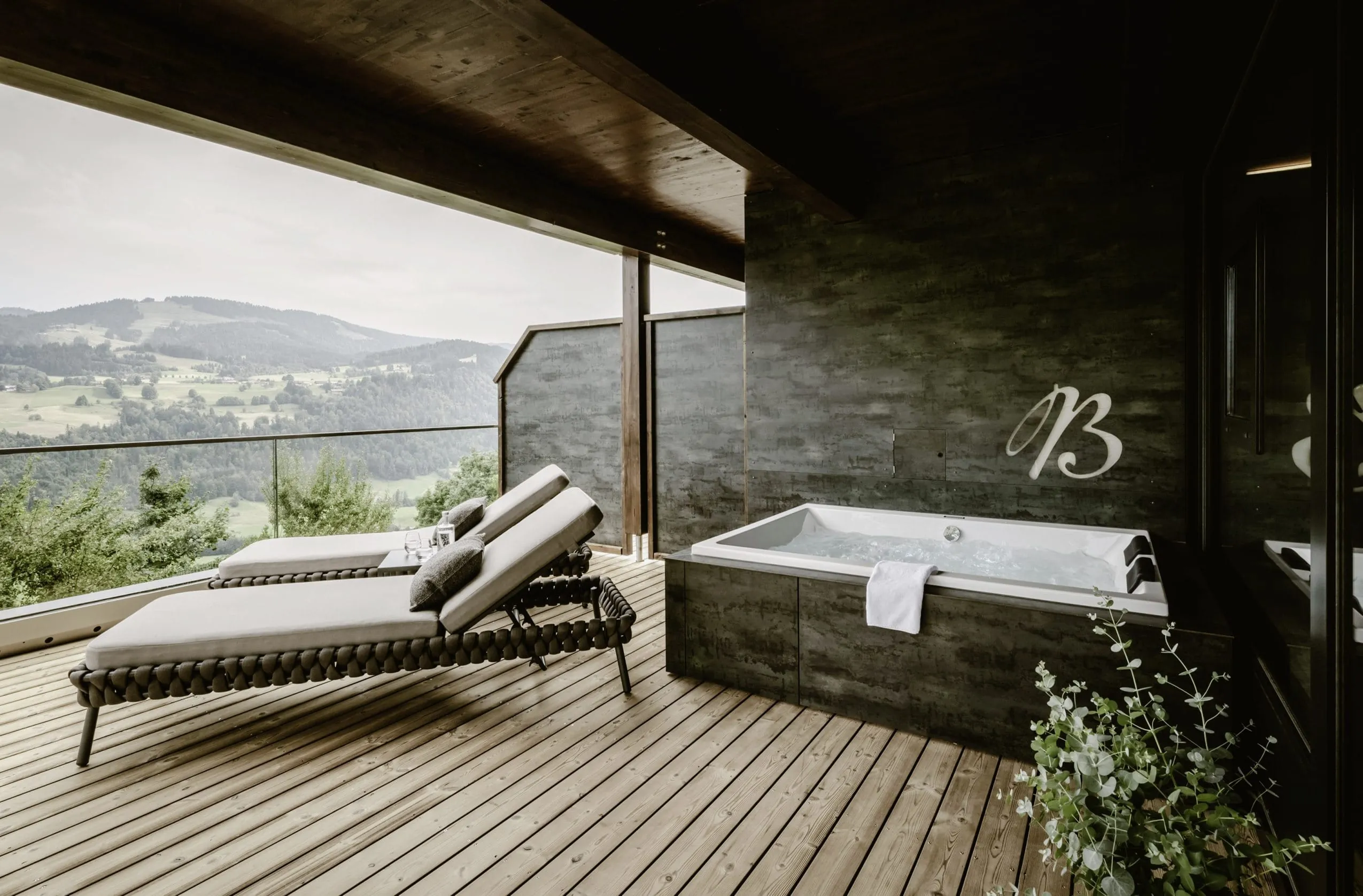 Die Terrasse des Bergkristall in Oberstaufen bietet neben einem Whirlpool und Liegestühle einen Bergblick.