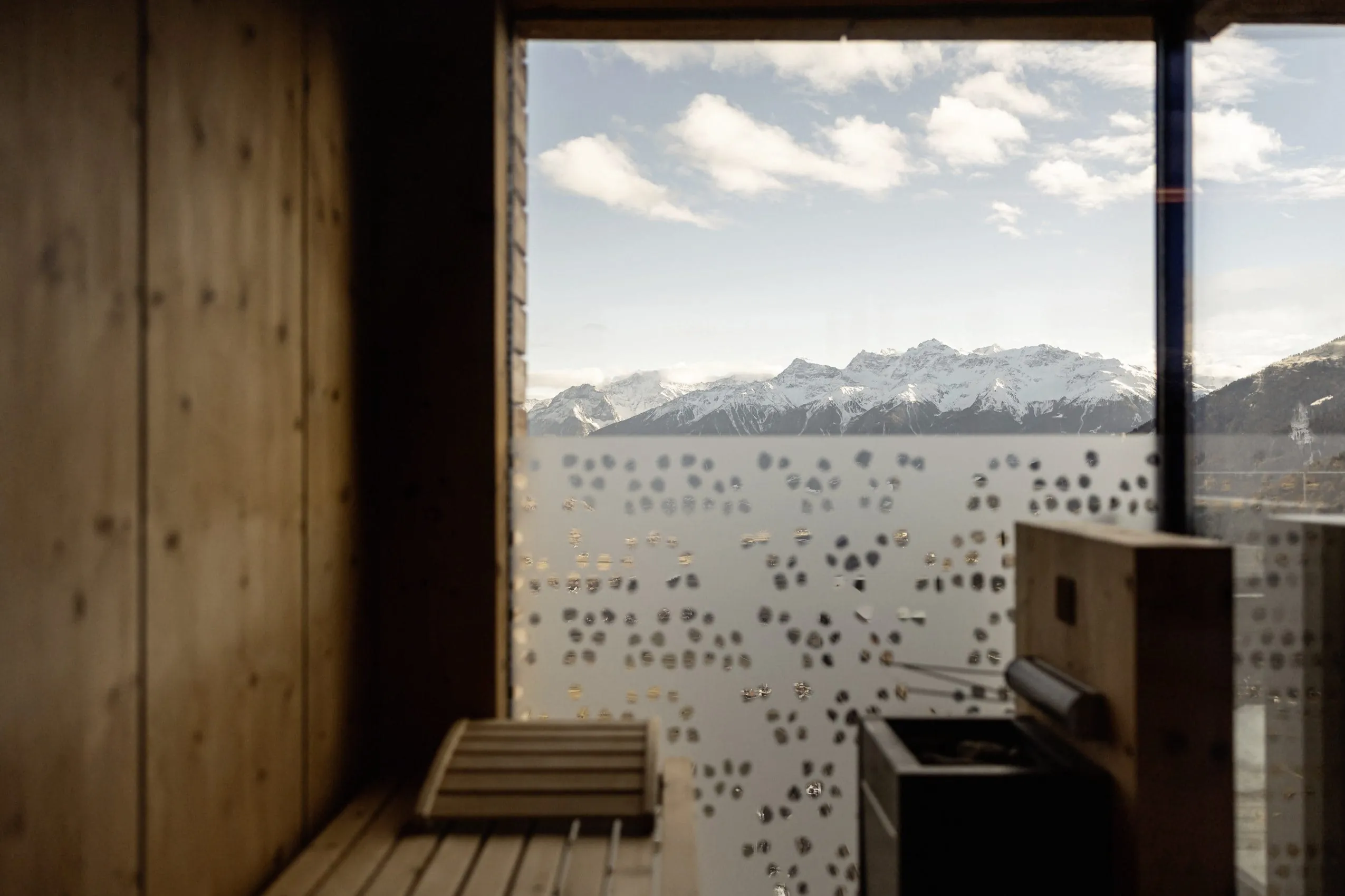 Die private Sauna der Suite im DAS GERSTL in Mals mit Gipfelblick.